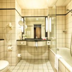 Отель Leonardo Royal Hotel Düsseldorf Königsallee Германия, Дюссельдорф - 3 отзыва об отеле, цены и фото номеров - забронировать отель Leonardo Royal Hotel Düsseldorf Königsallee онлайн ванная