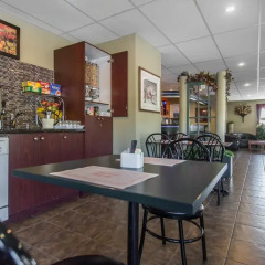 Отель Econo Lodge Montmorency Falls Канада, Буашатель - отзывы, цены и фото номеров - забронировать отель Econo Lodge Montmorency Falls онлайн питание фото 2