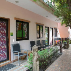 Отель Ploy Khumthong Boutique Resort Бангкок
