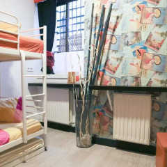 Отель Hostels MeetingPoint 2* Стандартный номер с 2 отдельными кроватями (общая ванная комната) фото 2
