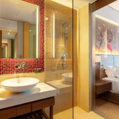 Отель Grand Mercure Phuket Patong 5* Улучшенный номер с двуспальной кроватью фото 4