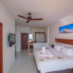 Отель Surin Beach Resort 4* Улучшенный номер с двуспальной кроватью фото 7