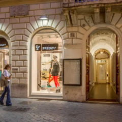 Отель Frattina Rooms развлечения