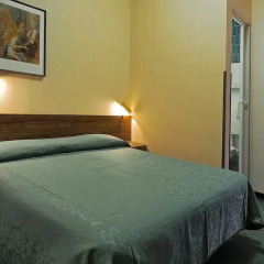 London Hotel 2* Стандартный номер с двуспальной кроватью (общая ванная комната) фото 3