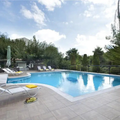 Отель Mando Luxury Resort бассейн