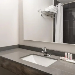 Отель Super 8 Downtown Toronto 2* Улучшенный номер с различными типами кроватей фото 3