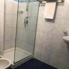 Hotel Nais Дуррес ванная