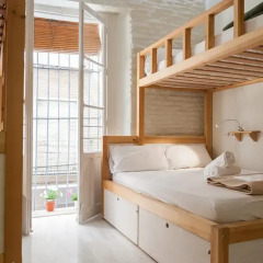 The Nomad Hostel Стандартный номер с двуспальной кроватью (общая ванная комната)