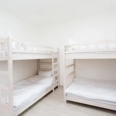 Отель Issue Seoul Guesthouse 2* Стандартный семейный номер с двуспальной кроватью (общая ванная комната) фото 3
