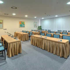 Отель Adria