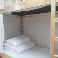 Отель Happytree Guesthouse Кровать в женском общем номере с двухъярусной кроватью фото 2
