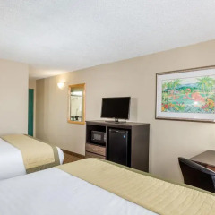 Отель Baymont Inn and Suites Fort Myers 2* Стандартный номер с различными типами кроватей фото 4