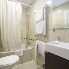 Отель Hostal Adria Santa Ana Мадрид ванная
