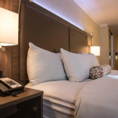 Отель GEC Granville Suites Downtown сейф в номере