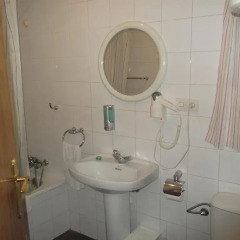 Отель Campomanes Apartaments ванная