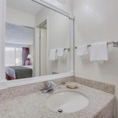 Отель Days Inn by Wyndham Asheville West 2* Стандартный номер с различными типами кроватей