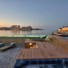 Отель Waterfront Valletta House бассейн