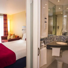 Отель Holiday Inn Express London Stansted 3* Стандартный номер с различными типами кроватей фото 4