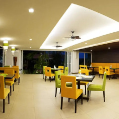 Отель The Kris Residence питание