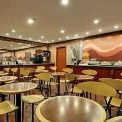 Отель Days Inn - Vancouver Metro Канада, Ванкувер - отзывы, цены и фото номеров - забронировать отель Days Inn - Vancouver Metro онлайн гостиничный бар