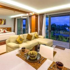 Отель At The Tree Condominium Phuket Номер Делюкс с двуспальной кроватью фото 16