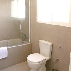 Отель Corina Suites and Apartments Кипр, Лимассол - 1 отзыв об отеле, цены и фото номеров - забронировать отель Corina Suites and Apartments онлайн ванная фото 2
