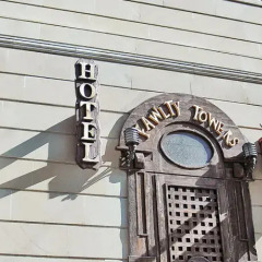 Отель Fawlty Towers Mini Hotel Азербайджан, Баку - 1 отзыв об отеле, цены и фото номеров - забронировать отель Fawlty Towers Mini Hotel онлайн балкон
