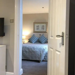 Lennox Lea Hotel, Studios & Apartments сейф в номере