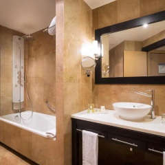 Отель Eurostars Monumental 4* Улучшенный номер с двуспальной кроватью фото 5