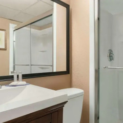 Отель Travelodge by Wyndham Calgary International Airport South Канада, Калгари - отзывы, цены и фото номеров - забронировать отель Travelodge by Wyndham Calgary International Airport South онлайн ванная фото 2