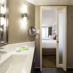 Отель Saskatoon Inn 3* Улучшенный номер с различными типами кроватей фото 3