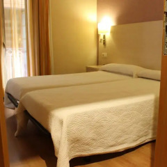 Отель Hostal Fina Испания, Барселона - отзывы, цены и фото номеров - забронировать отель Hostal Fina онлайн сейф в номере