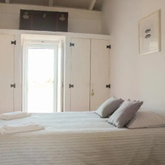 Отель Comporta House сейф в номере