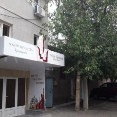 Отель Guest House West Yerevan парковка