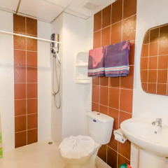 Отель Baan Yuyen Karon Guesthouse 2* Улучшенный номер разные типы кроватей фото 33
