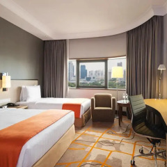Отель Holiday Inn Atrium 4* Номер Делюкс фото 3