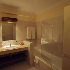 Отель Browns Sports & Leisure Club 4* Вилла Премиум разные типы кроватей