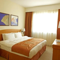 Отель Golden Tulip Sharjah Апартаменты Премиум с различными типами кроватей фото 5