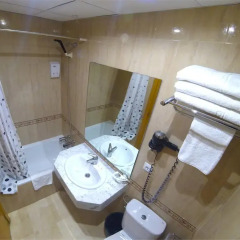 Отель Hostal Boqueria Стандартный номер с различными типами кроватей