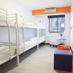 Отель Hostels MeetingPoint 2* Кровать в общем номере с двухъярусной кроватью фото 7