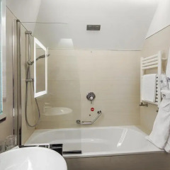 Отель NH Milano Touring 4* Улучшенный номер с различными типами кроватей фото 3