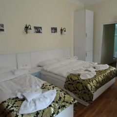 Отель Tulip Guesthouse 2* Стандартный семейный номер с двуспальной кроватью