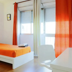 Отель Downtown with Terrace - 4 Bedrooms комната для гостей