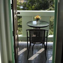 Отель Karon Thira Guesthouse Номер Эконом разные типы кроватей фото 7