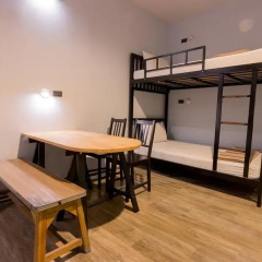 Oldtown Hostel Стандартный семейный номер с двуспальной кроватью (общая ванная комната) фото 3