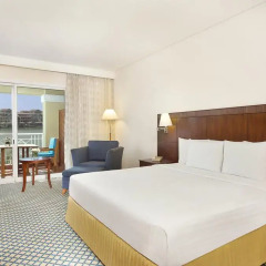 Отель Courtyard by Marriott Dubai Green Community Представительский люкс с различными типами кроватей