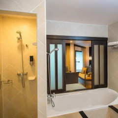 Отель Deevana Patong Resort & Spa 4* Улучшенный номер с двуспальной кроватью фото 9