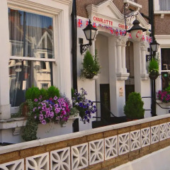 Отель Charlotte Guest House Лондон балкон