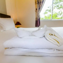 Отель Baan Yuyen Karon Guesthouse 2* Улучшенный номер разные типы кроватей фото 5