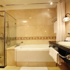 Hotel Continental Saigon 4* Улучшенный номер с различными типами кроватей фото 5
